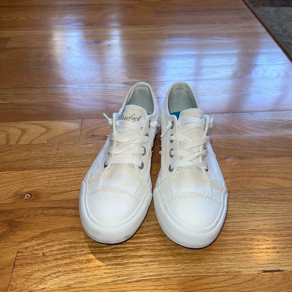White Canvas Sneakers | Classic Everyday Shoes | Size 7.5 – Clean & Comfy